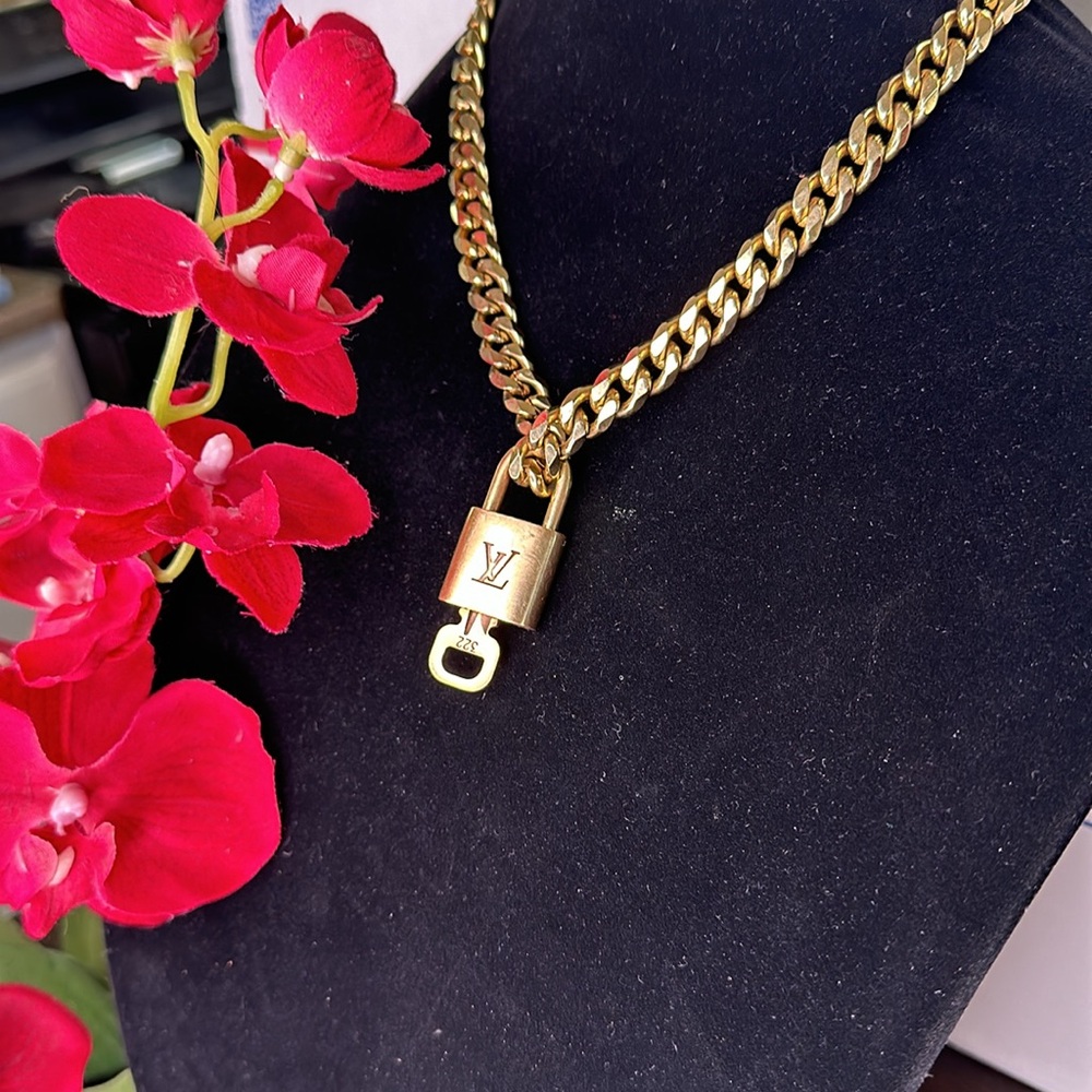 ♥️🔐 Louis Vuitton Lock & Key Necklace ⚜️♥️ - Picture 2 of 3